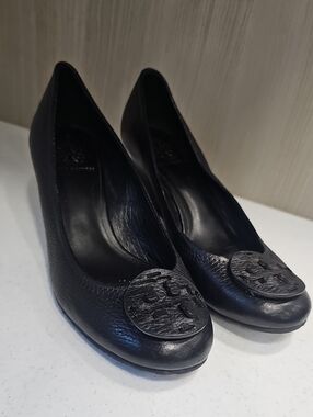 Tory Burch Sally Wedge Black Pebbled Leather Double T Logo Pumps Size 8 M